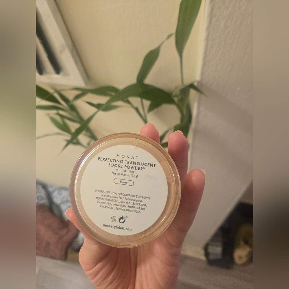 MONAT Perfecting Translucent Setting Powder — Nude Beige - Picture 3 of 4